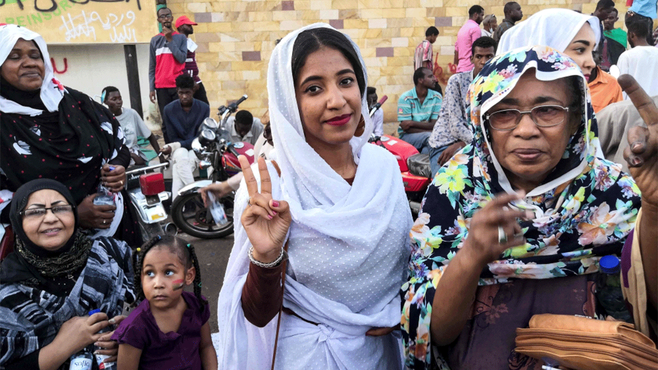شابة تتحول لأيقونة الحراك في السودان
